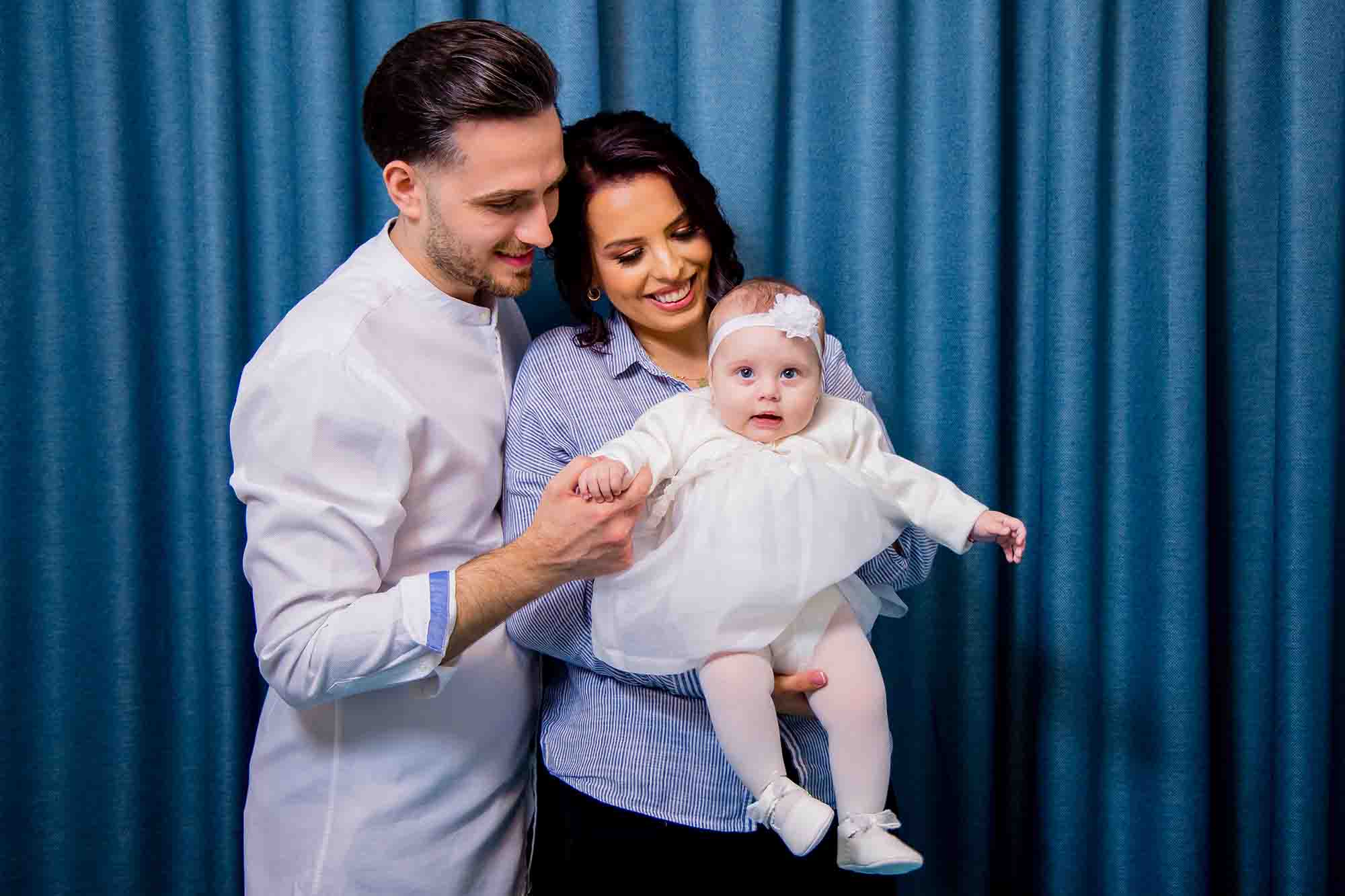 parinti privind copilul in ziua botezului